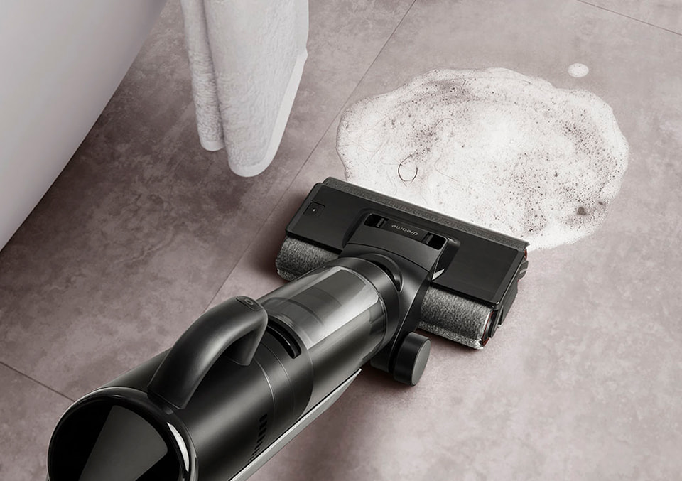 Уборка в ванной комнате с помощью вертикального моющего пылесоса Dreame M13s