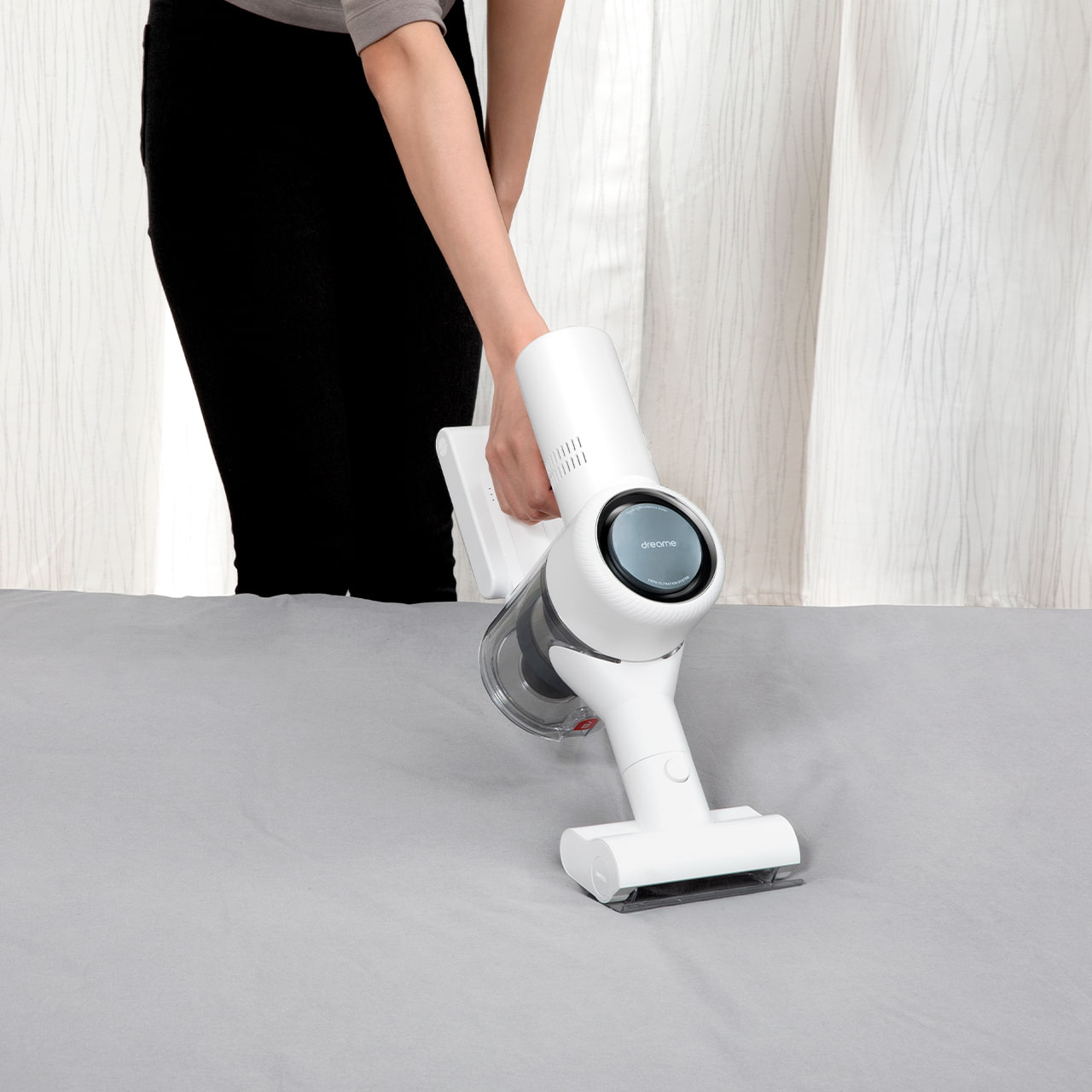 Dreame V10 укомплектован специальной турбо-щёткой для очистки мягкой мебели и постельного белья от пыли и пылевых клещей