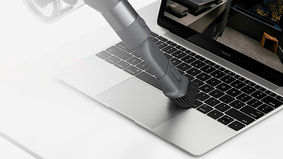 С помощью универсальной насадки 2-в-1 можно легко очистить клавиатуру или ноутбук от крошек и пыли.