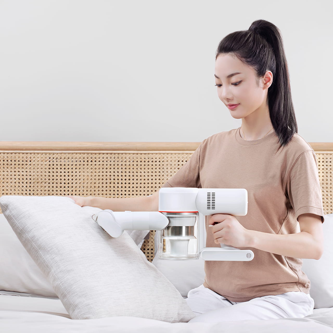 Dreame V9 укомплектован специальной турбо-щёткой для очистки мягкой мебели и постельного белья от пыли и пылевых клещей