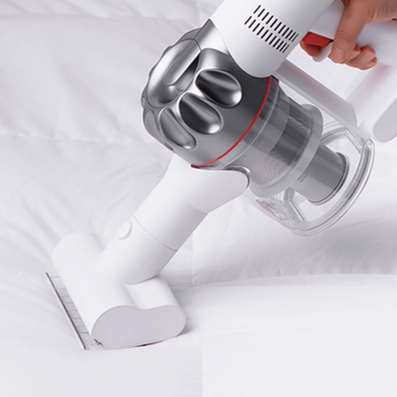Dreame V9p укомплектован специальной турбо-щёткой для очистки мягкой мебели и постельного белья от пыли и пылевых клещей